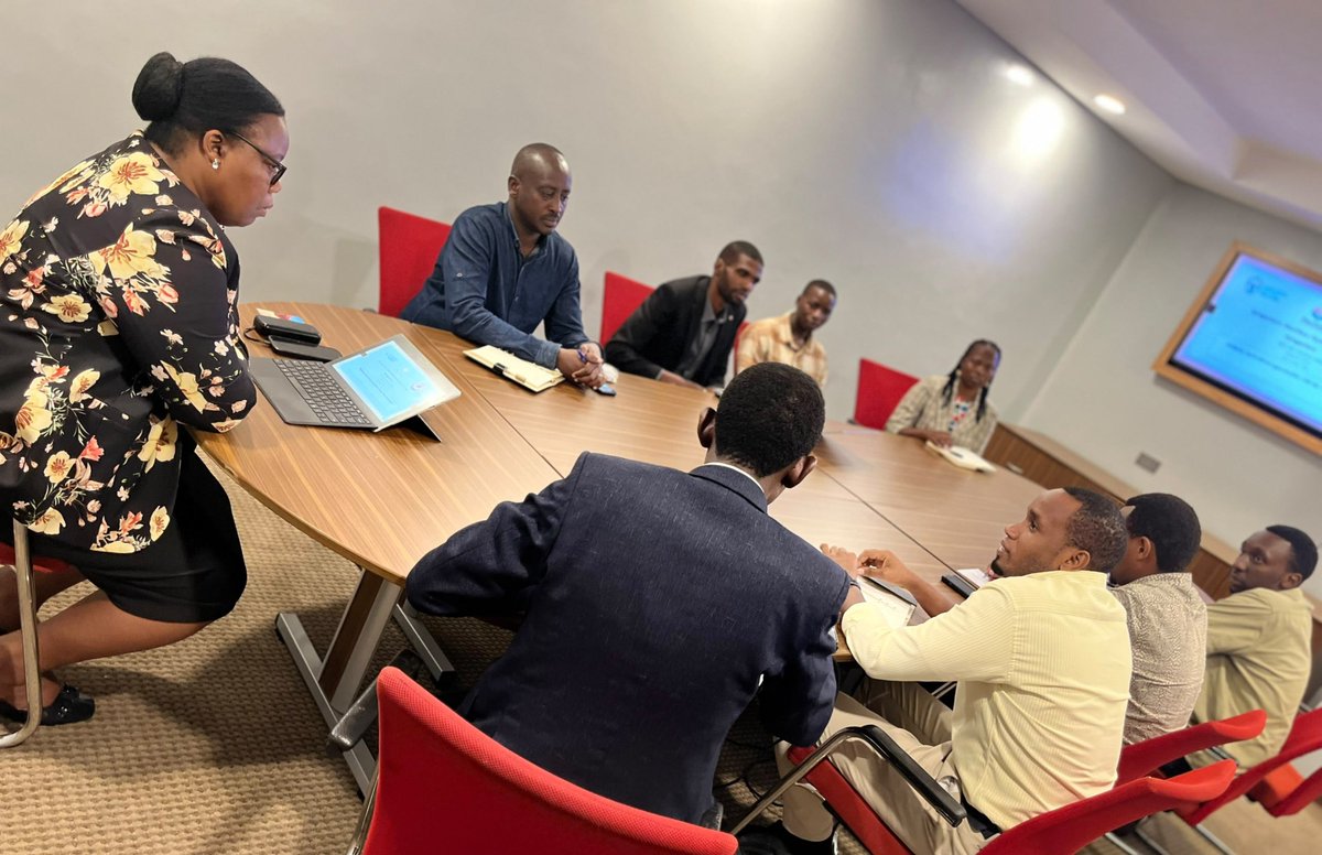 NyagatareNyc's tweet photo. Kuri uyu mugoroba muri @EpicHotelSuites , Umunyamabanga wa leta muri @RwandaAgri Hon.@solangeuwituze yagiranye ibiganiro n'Itsinda ry'Urubyiruko ku Iterambere ry'Ubuhinzi n'Ubworozi mu Rubyiruko rw'Akarere no kubyaza umusaruro amahirwe y'ubutaka ahari. #NextGenFarmers https://t.co/qIJNhCBEcz