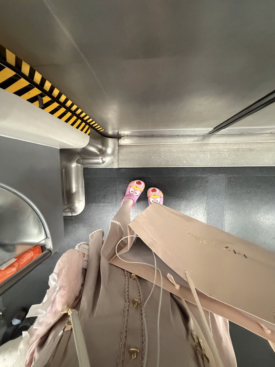 ChloeMorri0w's tweet photo. *Rapi dari ujung rambut*: Rambut, kuku, sepatu bersih. https://t.co/HNhuonmkj7