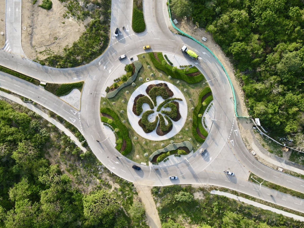 AnaMariaAljure's tweet photo. En cada esquina de #Barranquilla estamos sembrando vida. 🌱🫶🏻

📍Así luce hoy la rotonda de la calle 98 con carrera 75, un punto importante de la ciudad que transformamos en un espacio más verde y que seguimos cuidando y manteniendo cada día. 🌳Aquí tenemos más de 40 árboles y más de 2.800 m² de paisajismo, con miles de arbustos y plantas que hoy hacen parte de este paisaje.

Queremos que cada recorrido por Barranquilla sea más verde, con más sombra, naturaleza y espacios que hagan nuestra ciudad más amable.💚