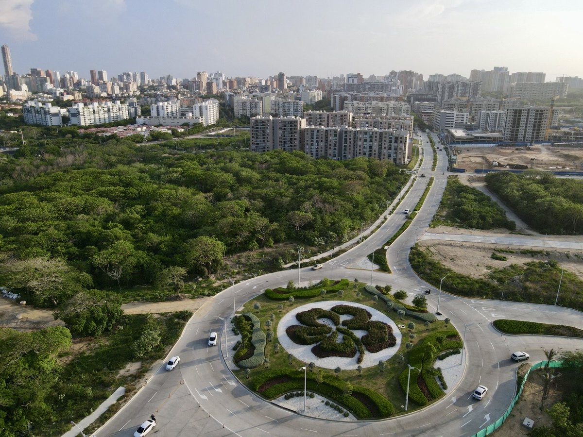AnaMariaAljure's tweet photo. En cada esquina de #Barranquilla estamos sembrando vida. 🌱🫶🏻

📍Así luce hoy la rotonda de la calle 98 con carrera 75, un punto importante de la ciudad que transformamos en un espacio más verde y que seguimos cuidando y manteniendo cada día. 🌳Aquí tenemos más de 40 árboles y más de 2.800 m² de paisajismo, con miles de arbustos y plantas que hoy hacen parte de este paisaje.

Queremos que cada recorrido por Barranquilla sea más verde, con más sombra, naturaleza y espacios que hagan nuestra ciudad más amable.💚