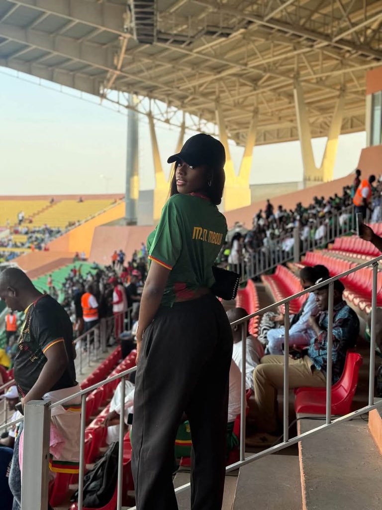 MCFoot237's tweet photo. 📸 La nouvelle miss Cameroun, Maëllys Ngo Mboui est présente au Stade Roumdé Adjia pour soutenir les Lions Indomptables. 🔥🦁🇨🇲

@mc_foot_237 https://t.co/zDrZ9Sn6R1