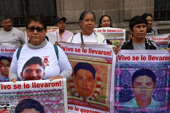 RAFAELCORTES1's tweet photo. #Ayotzinapa
10 años de Iguala y su obscura noche, la inclusión en el  proceso del exgobernador Ángel Aguirre define un proceso judicial importante, pero sigue sin resolver las dudas de todos acerca del Estado mexicano: 

1-Revelar la ubicación final de los 43 normalistas de Ayotzinapa. 
2-Pese a las detenciones de altos funcionarios todavía no se tiene una certeza total de lo sucedido.
3-las familias se topan con un muro de opacidad que prolonga la falta de justicia y verdad sobre el crimen de Estado.

Quien fue ? 
@CNDH @AyotzinapaFeed @ayotzinapa @CIDH @SSPCMexico @OHarfuch @ayotzinapavive