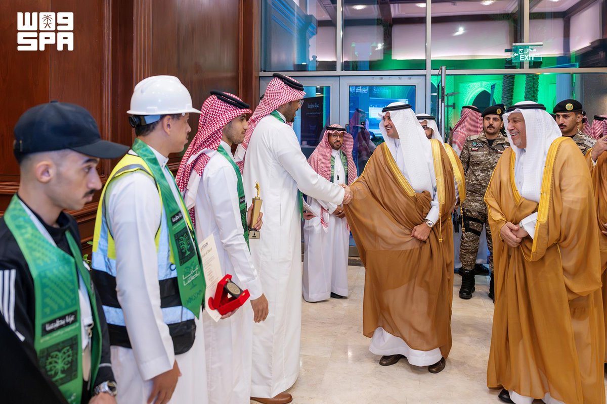 SPAregions's tweet photo. محافظ الأحساء يكرّم نخبة من الطلبة المتميزين في احتفال #اليوم_الوطني_السعودي.
https://t.co/jYSaQS6LVL
#عزنا_بطبعنا | #واس https://t.co/n4WTTOejcp