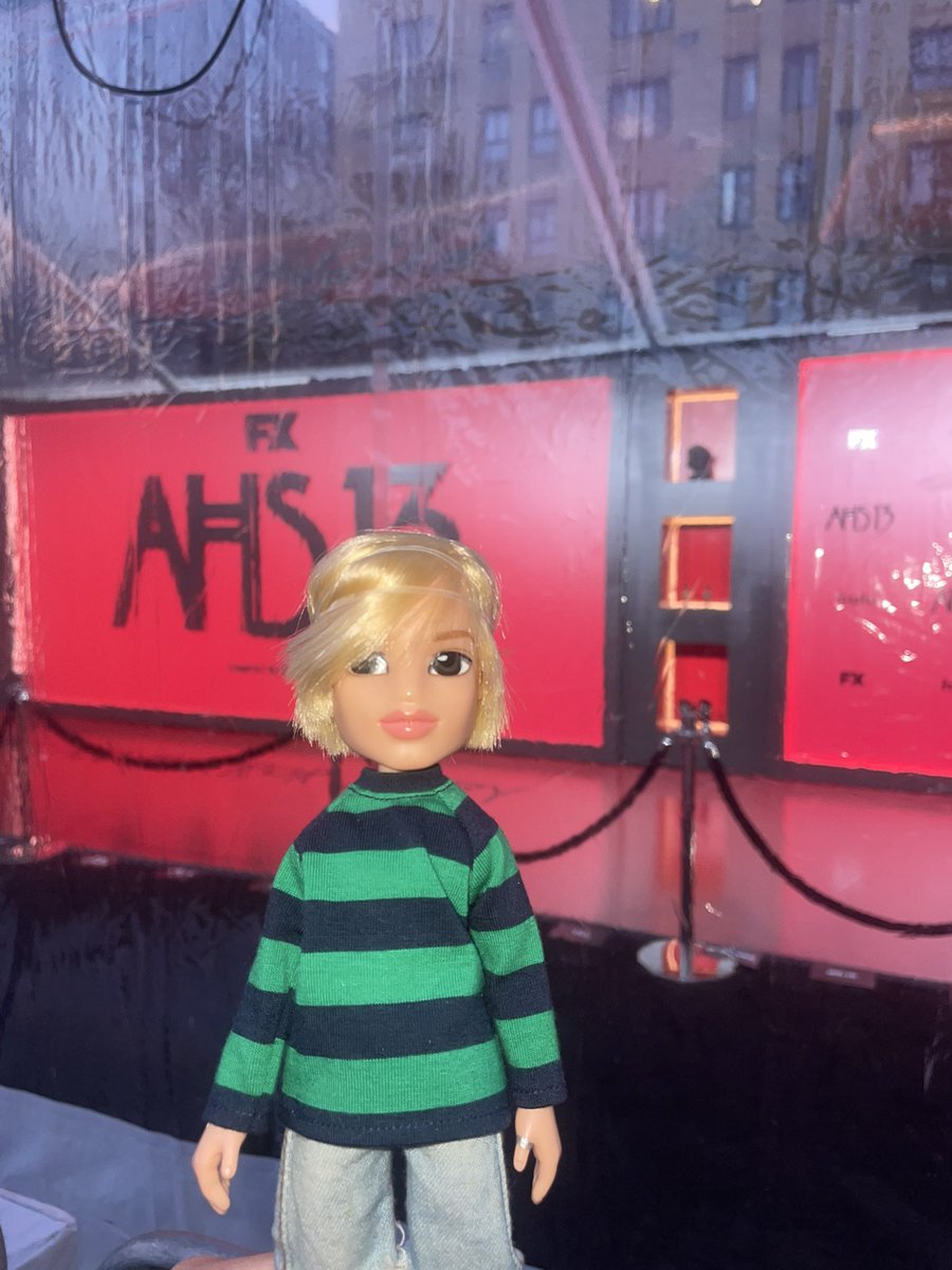 88chandler's tweet photo. THE AHS DOLLS MADE IT TO THE AHS13 PREMIERE SARAH PAULSON LOVED THEM 😭❤️🖤 DOLLS CREATED BY @AUST1NS0MMERS #AHS #AHS13 #AHS13PREMIERE https://t.co/6kOwG47aSD