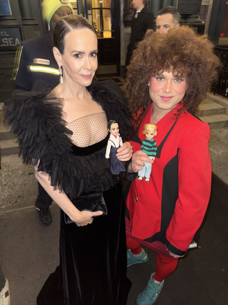 88chandler's tweet photo. THE AHS DOLLS MADE IT TO THE AHS13 PREMIERE SARAH PAULSON LOVED THEM 😭❤️🖤 DOLLS CREATED BY @AUST1NS0MMERS #AHS #AHS13 #AHS13PREMIERE https://t.co/6kOwG47aSD