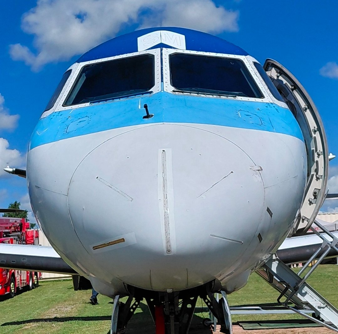 saab340fan's tweet photo. "omgggg stop tickling me"    "i said stop" https://t.co/tJVMNH7naq