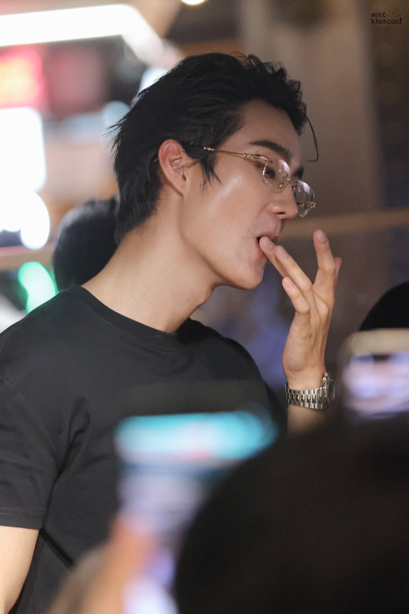 ppxx_kb's tweet photo. Oh my god… just putting on lip balm and already serving a whole photoshoot. So damn sexy, and those long fingers?? 😭❤️

@fforcejs #fforce_ https://t.co/3SUAorVVQN