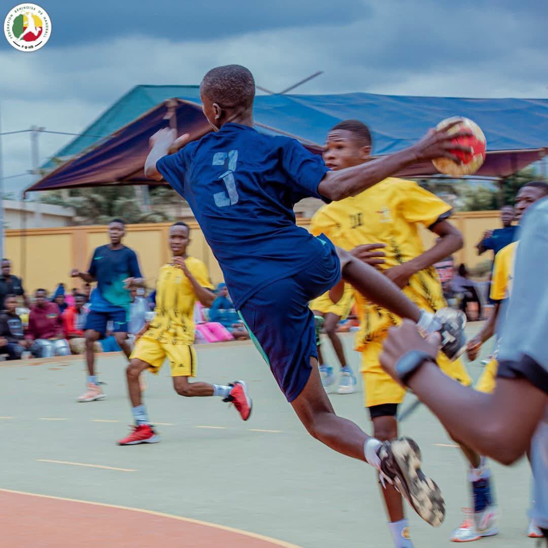FbHandball's tweet photo. ⏳ 𝐉-𝟐 ! 🔥🤾🏾♂️
Dans 2 jours, Cadets & Juniors retrouvent les parquets pour la phase départementale de la saison 2026. 🇧🇯
La relève est prête. Le talent aussi. 💪🏾🔥
📅 Rendez-vous le 26 septembre !
#FBHB #HandballBéninois #LaRelève https://t.co/cwHP7eMKnh