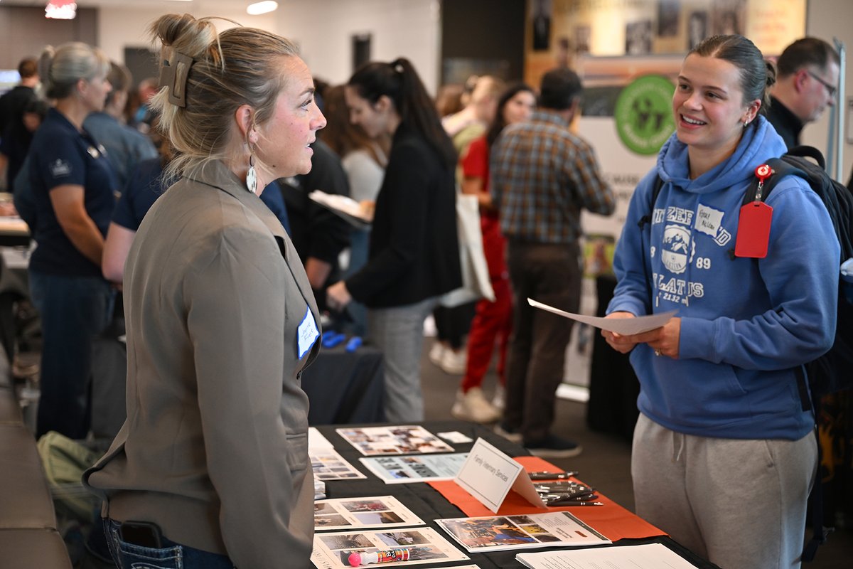 ISUVetMed's tweet photo. JOB HUNT. The IVMA Career &amp; Networking Fair was held Wednesday night in @ISUVetMed. Veterinary students interacted with 70 veterinary clinics discussing possible positions, internships and preceptorships. #developdiscoverdeliver https://t.co/Lqkn235SKm