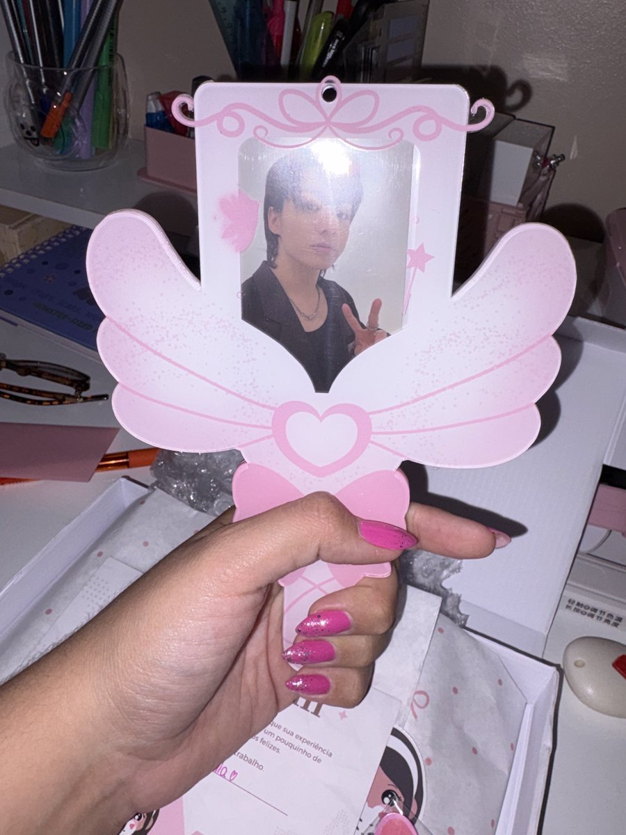 hyprkook's tweet photo. feedback super positivo para a @storeriks por esse photoholder belíssimo de fada princesa!!! chegou muito bem embalado, e sinceramente? mal vejo a hora de levar o jk pra passear por sp nessa linda casinha 🥹🥹💗💗 https://t.co/NmX67cs9k9