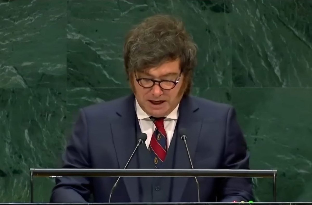 Shinsho_ni's tweet photo. Gestern hat Milei der UNO ins Gesicht gesagt, was sonst nur hinter vorgehaltener Hand rumgeht.

Der Präsident Argentiniens, am 23. September, vor der Vollversammlung.

Er nennt die Vereinten Nationen eine nutzlose Organisation. Eine, die vor allem eine Kaste tödlich arroganter Parasiten ernährt, die sich als wohlmeinende Bürokraten ausgeben. So steht es in der UN-eigenen Zusammenfassung. Nicht in irgendeinem Telegram-Kanal.

Danach wird es unangenehm. Sicherheit? Nicht geliefert. Menschenrechte? Schön auf dem Papier. Terror, Gewalt, Diktaturen, die Frauen steinigen – und daneben die große moralische Pose. Gegen Israel abstimmen, beim islamistischen Terror schweigen, bei Christen in Afrika auch. Resolutionen ohne Folgen. Wer sich dran hält, hat nichts davon. Wer bricht, zahlt nichts.

Frieden war das Versprechen. Kriege sind die Bilanz. Der Apparat ist trotzdem gewachsen. Und je größer er wird, desto selbstverständlicher greift er in Dinge ein, die souveräne Staaten selbst entscheiden sollten.

https://t.co/lwAUJ0kRyU https://t.co/IXd1GWhXol https://t.co/pAdz3fdtsd