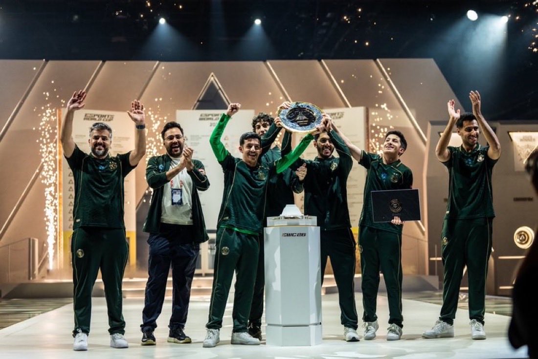 kiileerrz's tweet photo. اللهم لك الحمد كما ينبغي لجلال وجهك وعظيم سلطانك، فخور جدًا بالشي اللي وصلنا له 💚💚

موسم طويل ومتعب من بدايته إلى نهايته. في أول سبليت قدرنا نحقق توب 4 في الميجر وفي السبليت الثاني ما تأهلنا رغم أنه كان أكثر سبليت اشتغلنا عليه من يوم بدأت ألعب RLCS سواء بشكل فردي أو كفريق.

كانت فترة صعبة علينا خصوصًا أنها كانت أول مرة في تاريخنا ما نتأهل فيها للميجر لكن مع ذلك ما وقفنا شغل واستمرينا نتدرب أكثر وأكثر وكانت ثقتنا بالله كبيرة بهذا الروستر.

وسبحان الله ربي ما يضيع تعب أحد وأكرمنا بالفوز في EWC وWorlds، والحمدلله على كل شيء. 

أنا دايم كنت أقول للعيال إن هذا التيم شرارة ومتى ما اشتعلت محد يقدر يوقفنا.

كل الشكر لإخواني درالي ( @dralii897 ) وروص ( @Rw9_rl ) وللمدرب دحوم ( @id7oom_24 ) والمانجر عزام ( @AzzamAljabr ) على كل التعب والشغل اللي قدموه طول الموسم والشكر كذلك لإدارة فالكونز على دعمهم وثقتهم فينا. 💚💚

وأخيرًا، شكرًا لكل شخص دعمنا ووقف معنا ووثق فينا طول الطريق ولكل شخص بارك لنا وأرسل لنا رسائل طيبة بعد الفوز محبتكم ودعمكم يعني لنا الكثير، والله يسعدكم جميعًا شكرًا شكرًا لكم والله يديم علينا الافراح. 💚🦅