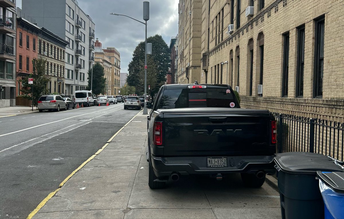 bestpeterward's tweet photo. . @FDNY personal vehicle parked on sidewalk at St John’s. Illegal plate cover. @NYPDnews @NYPD77Pct in view and not enforcing. 311-29074742. cc @CMCrystalHudson @brooklyncb8 https://t.co/UYF8Seas1o