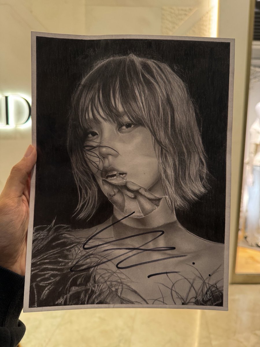 niknares's tweet photo. GUYS YEJI SIGNED MY DRAWING AND I SUCCESSFULLY GAVE THE OTHER TWO TO MANAGER-NIM!!! I’M A SUCCESSFUL YEJI FANARTIST!!! 😭😭😭 I’M CRYING SO HARD RIGHT NOWWW😭😭😭  #YEJI #예지

SEJUTA PESONA YEJI x ROGERVIVIER
#YEJIxRogerVivierIndonesia https://t.co/kPY36DDb7l