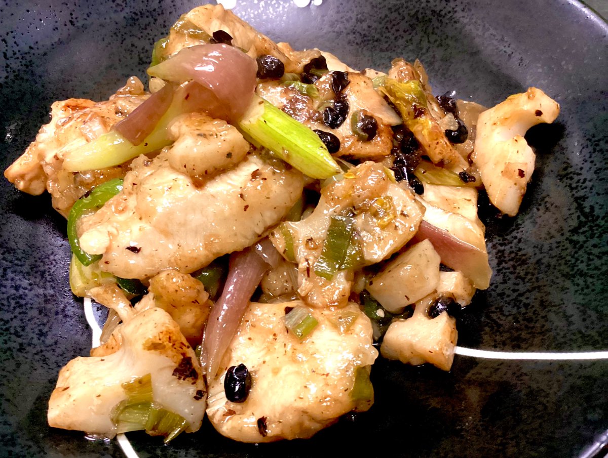 ekibasyanezu's tweet photo. ・鯖水煮、長葱、玉ねぎのフジッリ
・鶏胸肉、セロリ、ピーマン、れんこん、ミョウガの豆豉炒め https://t.co/o4fElC5gx4