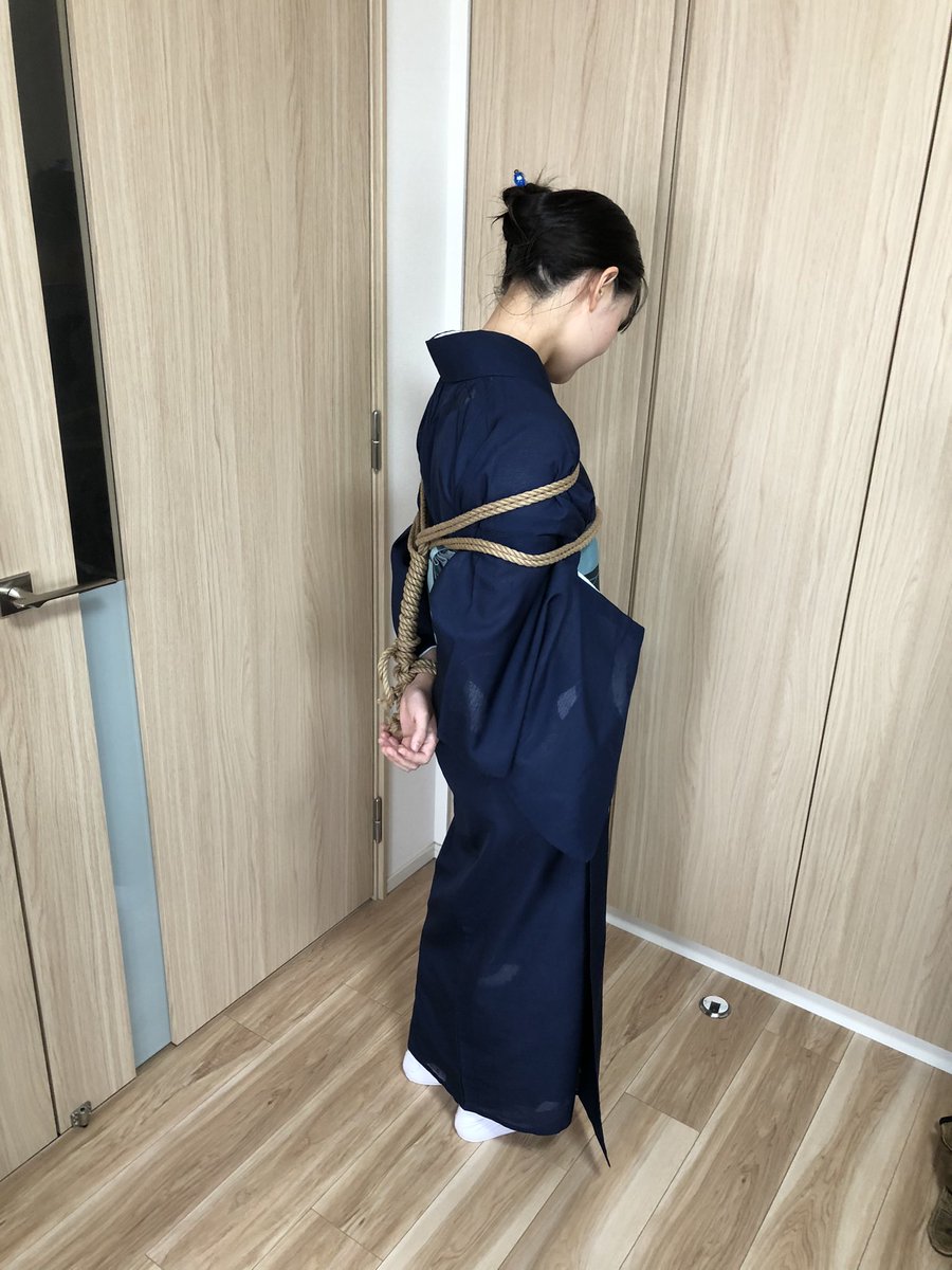 sonohsono's tweet photo. 着物で後手縛り。縛り手さんがうなじを褒めてくれて頬が緩んでいる。手首が普段よりきつい気がしたので、この後すぐに解いてもらった。
やっぱり衣紋が抜けてる方が見た目も良いね。縄で着物が押さえつけられてるから自ずと胸元が浮かなくなってるんだと思うけども。うーん、補正が課題だな。 https://t.co/aisGi1Od4G