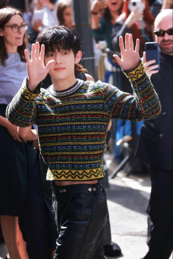 Minkklmu's tweet photo. 어떤 스타일을 소화해도 다 잘 어울리는 시우님. 패션 그 자체예요✨💜

PARK SIWOO AT MARNI MFWSS27

#PARKSIWOOxMARNI
#PARKSIWOOxMARNIFWSS27
#박시우 https://t.co/0RSTPbo8l6
