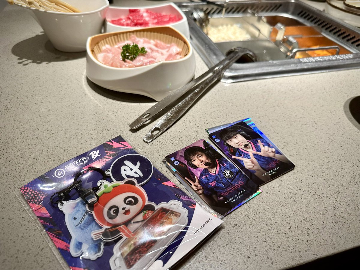 timethehobo's tweet photo. Haidilao x VCT watch party with the PRX set. A yummy (and stressful as hell) meal. π So happy they won ayy.
Pulled Alecks and Jinggg in the random card packs! #HDLWatchParty #ValorantChampions https://t.co/ee2Yt6nrVj