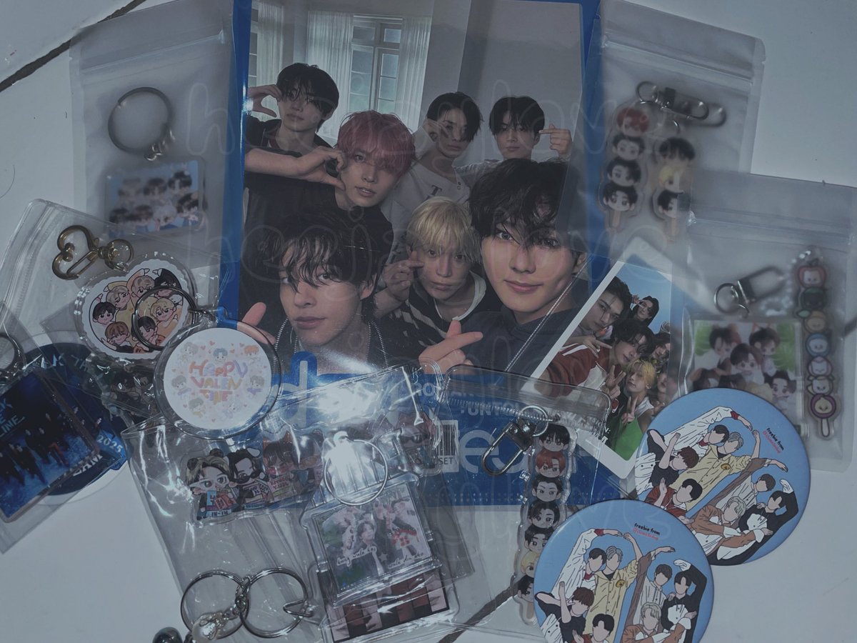 en11thirty's tweet photo. have:
-hs solo merchs
-hs x member keyrings/pins
-ot7 merchs

dm me if u want to reserve, pls make sure you are able to meet up on oct 3

disclaimer: these are all for free, just need to have takers para sure may kukuha. https://t.co/43eaZDz4nG