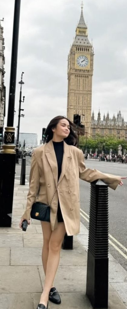 emzzzap's tweet photo. Same place, different time 🙃 
#RhenSeph https://t.co/ais1JnY5g5