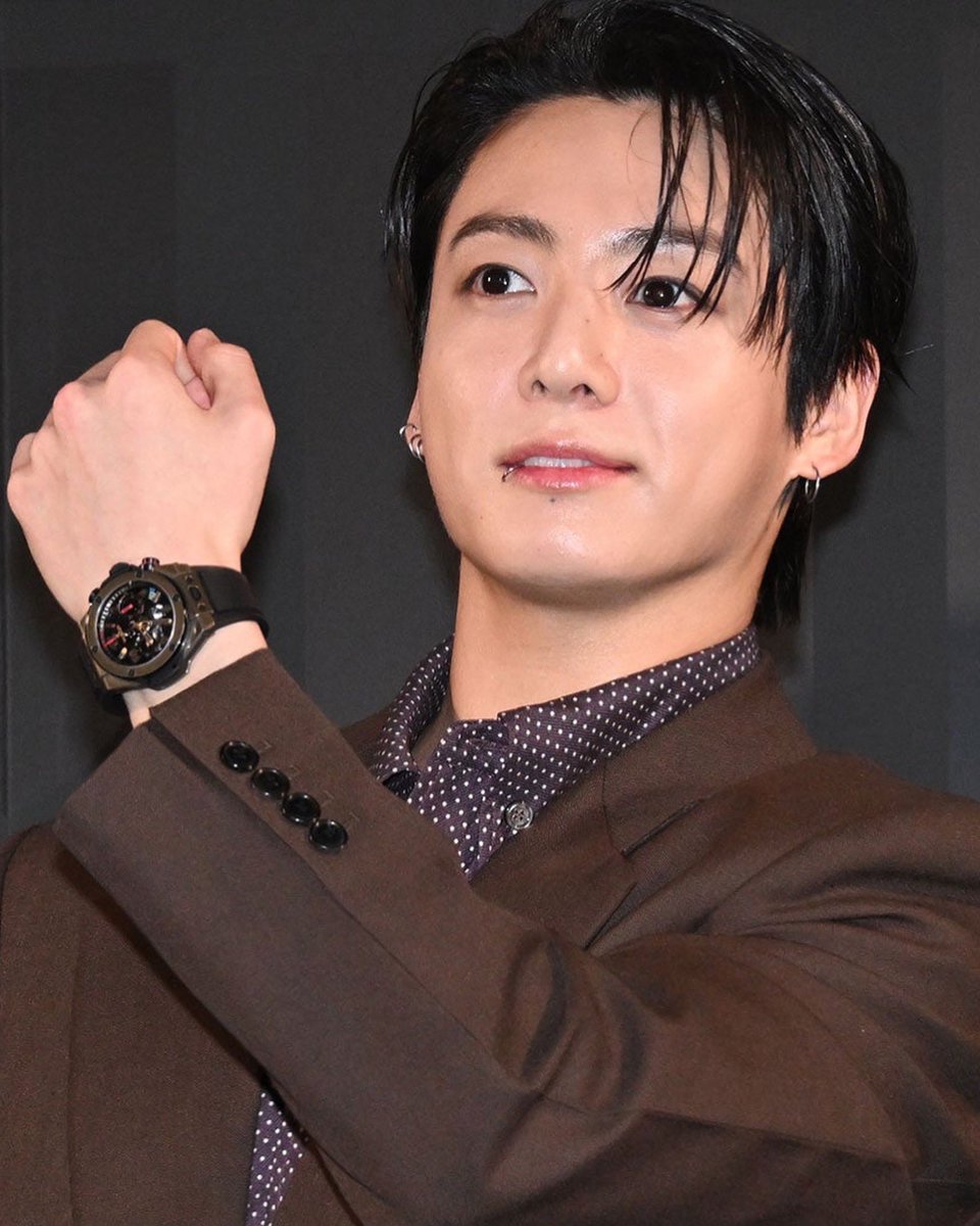 JeonJungkook_BR's tweet photo. Jungkook usou o Big Bang Reloaded Magic Gold durante a Hublot Night no Ginza Sony Park, em Tóquio. O relógio é avaliado em cerca de R$ 230 mil (US$ 44.500) 🔥

JUNGKOOK AT HUBLOT EVENT
#JUNGKOOKxHUBLOT https://t.co/s7aDHNEiL2