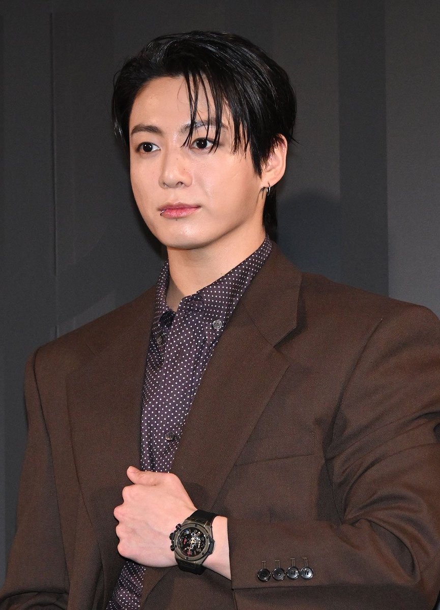 JeonJungkook_BR's tweet photo. Jungkook usou o Big Bang Reloaded Magic Gold durante a Hublot Night no Ginza Sony Park, em Tóquio. O relógio é avaliado em cerca de R$ 230 mil (US$ 44.500) 🔥

JUNGKOOK AT HUBLOT EVENT
#JUNGKOOKxHUBLOT https://t.co/s7aDHNEiL2