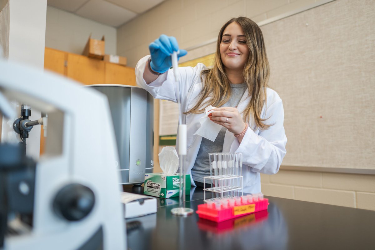 MethodistU's tweet photo. Methodist University senior 𝗔𝗹𝗹𝗶𝘀𝗼𝗻 𝗛𝗮𝗰𝗵𝗲́ was one of 11 undergraduate students in the entire nation accepted into the prestigious 𝟤𝟢𝟤𝟨 𝘚𝘛𝘙𝘖𝘕𝘎𝘌𝘙 𝘱𝘳𝘰𝘨𝘳𝘢𝘮 at the University of Florida Health Cancer Institute. ⭐️ 🔬 https://t.co/yH2z6yspFq