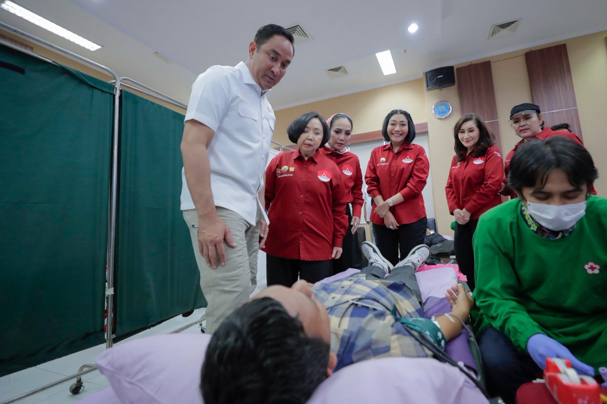 INFOBNN's tweet photo. BNN DAN SRIKANDI PDDI SAMBUT HARI KESAKTIAN PANCASILA DENGAN DONOR DARAH

Jelang peringatan Hari Kesaktian Pancasila, BNN berkolaborasi dengan Srikandi PDDI dan Palang Merah Indonesia Provinsi DKI Jakarta menyelenggarakan kegiatan Bakti Sosial Donor Darah. https://t.co/IQeSHJQFHk