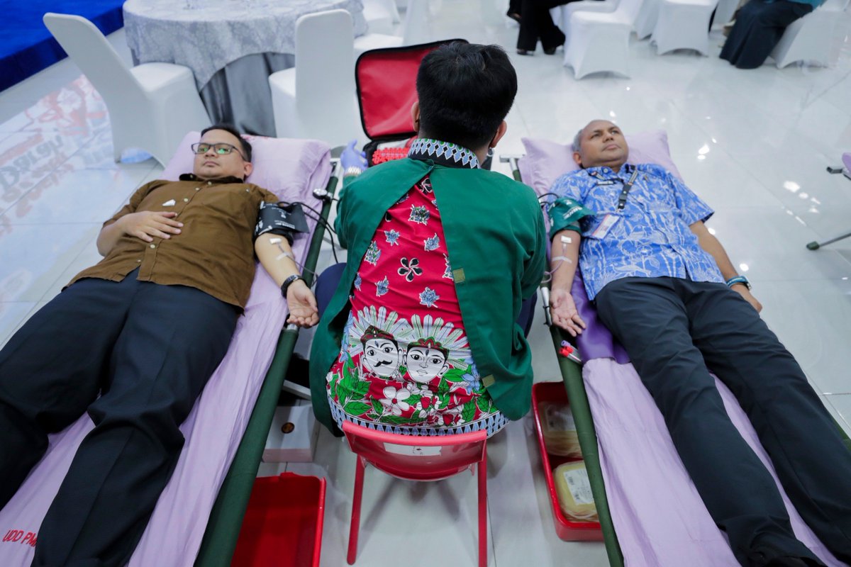 INFOBNN's tweet photo. BNN DAN SRIKANDI PDDI SAMBUT HARI KESAKTIAN PANCASILA DENGAN DONOR DARAH

Jelang peringatan Hari Kesaktian Pancasila, BNN berkolaborasi dengan Srikandi PDDI dan Palang Merah Indonesia Provinsi DKI Jakarta menyelenggarakan kegiatan Bakti Sosial Donor Darah. https://t.co/IQeSHJQFHk