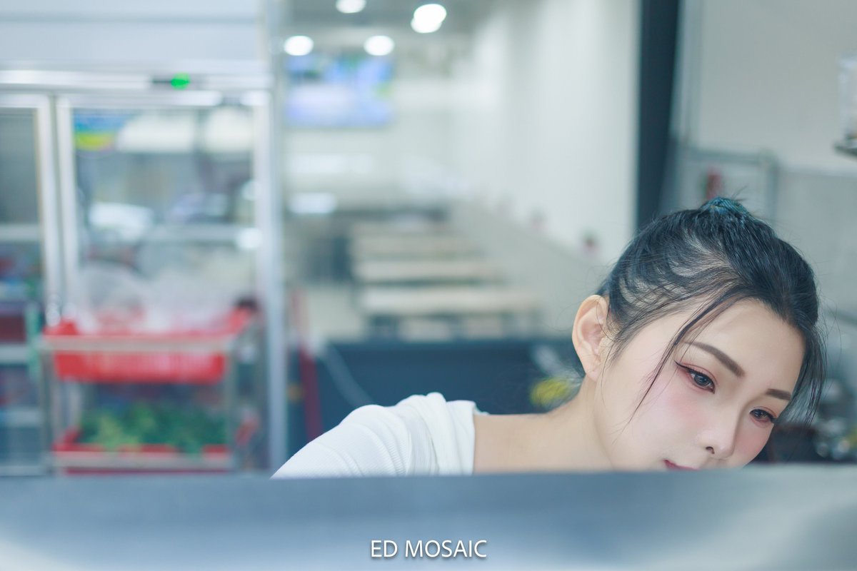 ed_mosaic's tweet photo. 獨家尺度！

常去吃的小吃店被老闆娘問我是什麼職業，
知道我是攝影師後她問她也有資格當模特兒嗎，
我回說當然有！

帶回攝影棚後說服小吃攤老闆娘拍寫真，
那豐滿雙乳與白皙肌膚毫無遮掩地暴露鏡頭前！
全裸無碼露4點寫真101 P
#美腿＃美足＃美乳＃可愛系＃無碼 
全套連結在評論區👇 https://t.co/v0cJCgoqAT