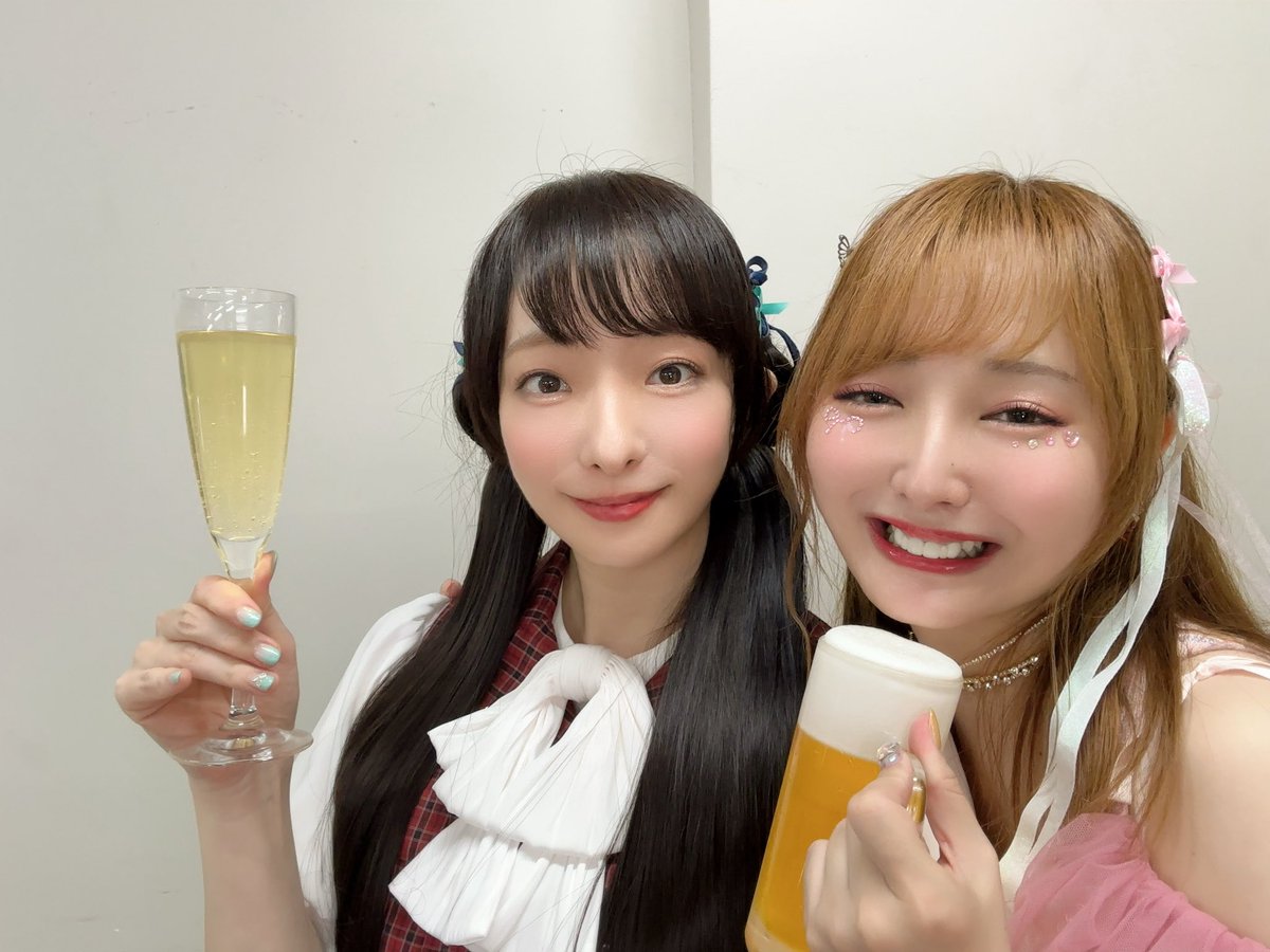 hirayama8emi's tweet photo. #ミリオン14th_day2
お写真上げていきます！

楽しかったなー🍺
このみさん、莉緒さん、麗花はお酒組💕

たかみなが、これは私たちにしか撮れない写真だね！って言ってくれて嬉しかった😊

りかこビール似合う！！

※すみません(´；д；`)あげるお写真間違えておりました、、こちら再掲となります。 https://t.co/sv9vnSe2n6