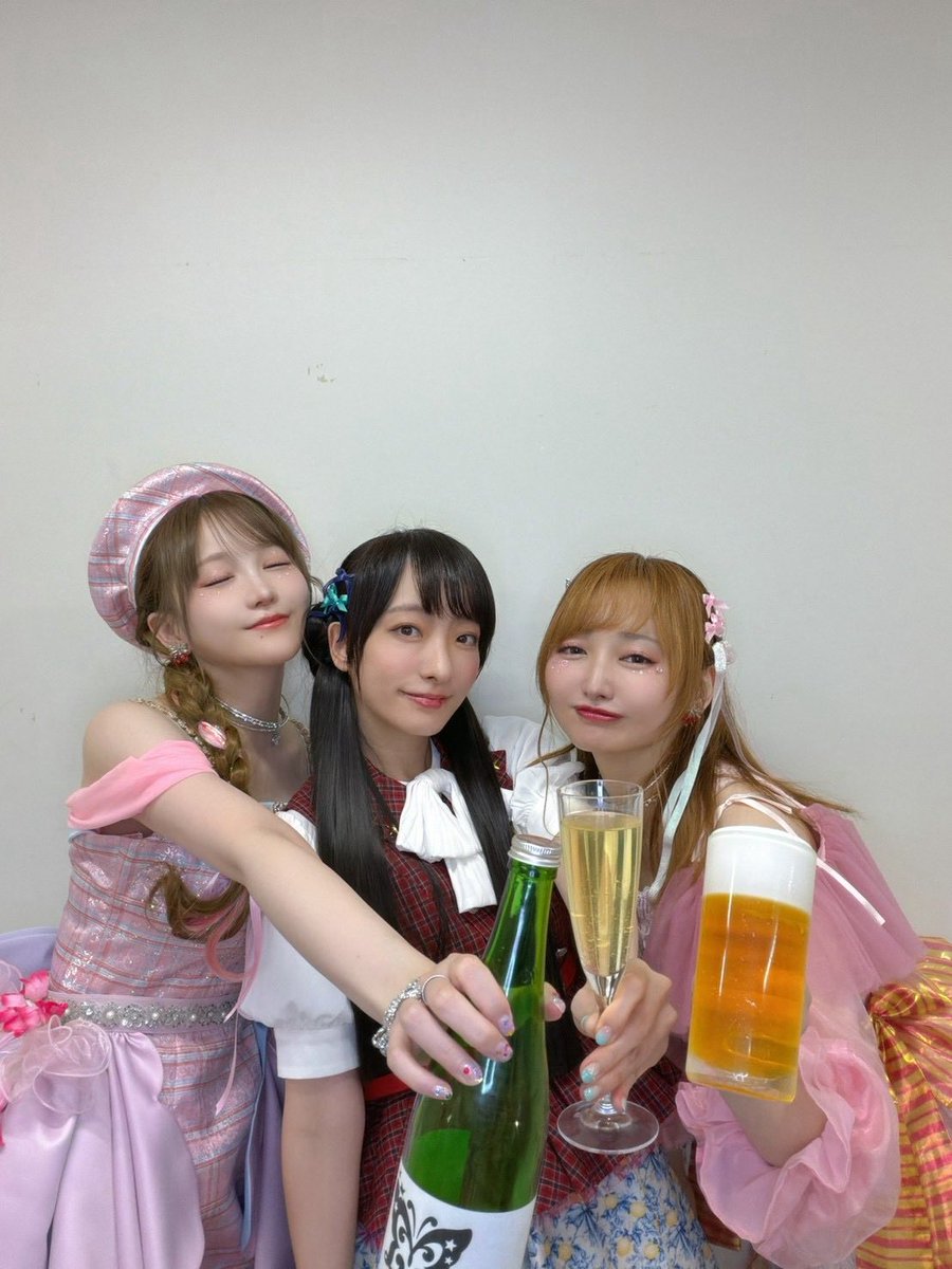 hirayama8emi's tweet photo. #ミリオン14th_day2
お写真上げていきます！

楽しかったなー🍺
このみさん、莉緒さん、麗花はお酒組💕

たかみなが、これは私たちにしか撮れない写真だね！って言ってくれて嬉しかった😊

りかこビール似合う！！

※すみません(´；д；`)あげるお写真間違えておりました、、こちら再掲となります。 https://t.co/sv9vnSe2n6