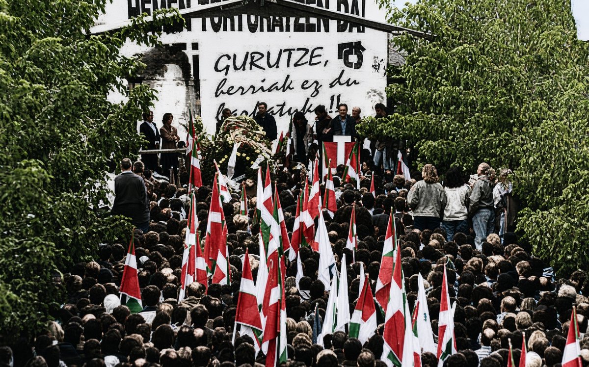 DaniMayakovski's tweet photo. Un 24 de septiembre de 1993, Gurutze Iantzi Igerategi, una concejala vasca electa de Herri Batasuna, con solo 31 años, era torturada hasta la muerte en el cuartel de la Guardia Civil de Tres Cantos, en Madrid.

Fue secuestrada sin orden judicial, metida en aislamiento y torturada hasta que le dio un ataque al corazón... esto ocurrió en plena "democracia" del estado fascista español, puro terrorismo de estado, ni olvido ni perdón.