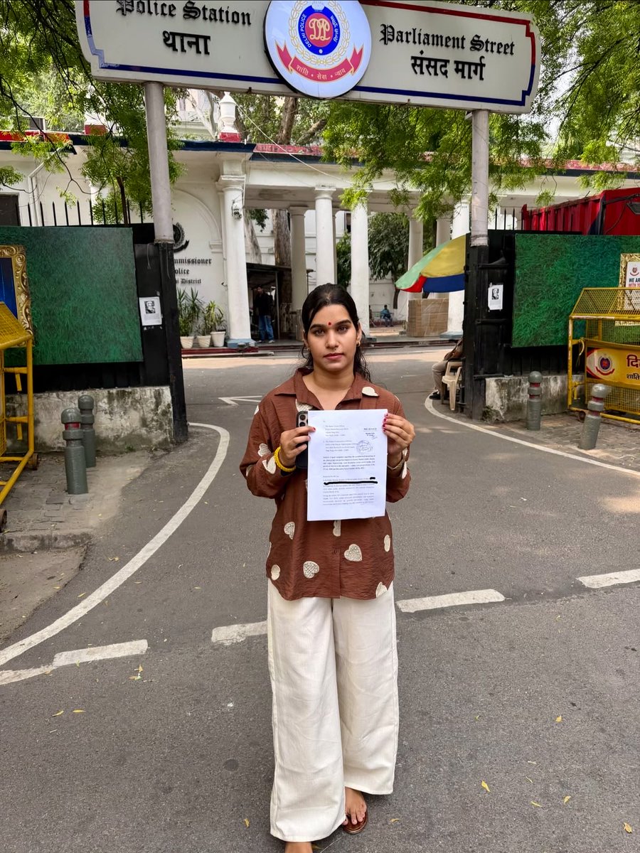 Ridhu417Sharma's tweet photo. @DelhiPolice FIR दर्ज करने के लिए आभार असली धन्यवाद आकर उसी दिन करेंगे जिस दिन यह कॉकरोच अपराधी सलाखों के पीछे जाएँगे। 

जिसने भी मेरी तस्वीरो को ग़लत एडिट किया है अब आप उनको बताए की क़ानून क्या होता है। 🥹

यह सब मेरे बड़े भाई @BhaiPreetSingh के कारण हो पाया है भाई जी आप नहीं होते तो मैं इनके पुलिस स्टेशन के चक्कर लगाती रह जाती।🥹

अब जो भी फर्जी एडिटर घूम रहे है वो अपने चंद्रमा सोच कर रखना।😒
