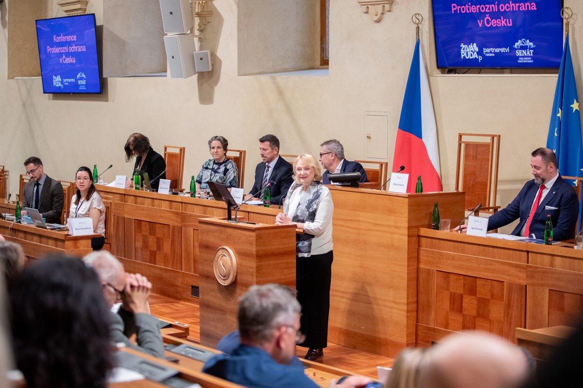 SenatCZ's tweet photo. Jen minimum erozních událostí pokrývá současná protierozní vyhláška. 🌱

Dnes se o ochraně české zemědělské půdy diskutovalo v Senátu na konferenci „Protierozní ochrana v České republice“ pod záštitou místopředsedkyně @JitkaSeitlova 

Čtěte více→ https://t.co/YtmybRCrCF https://t.co/W2uZ5itKQJ