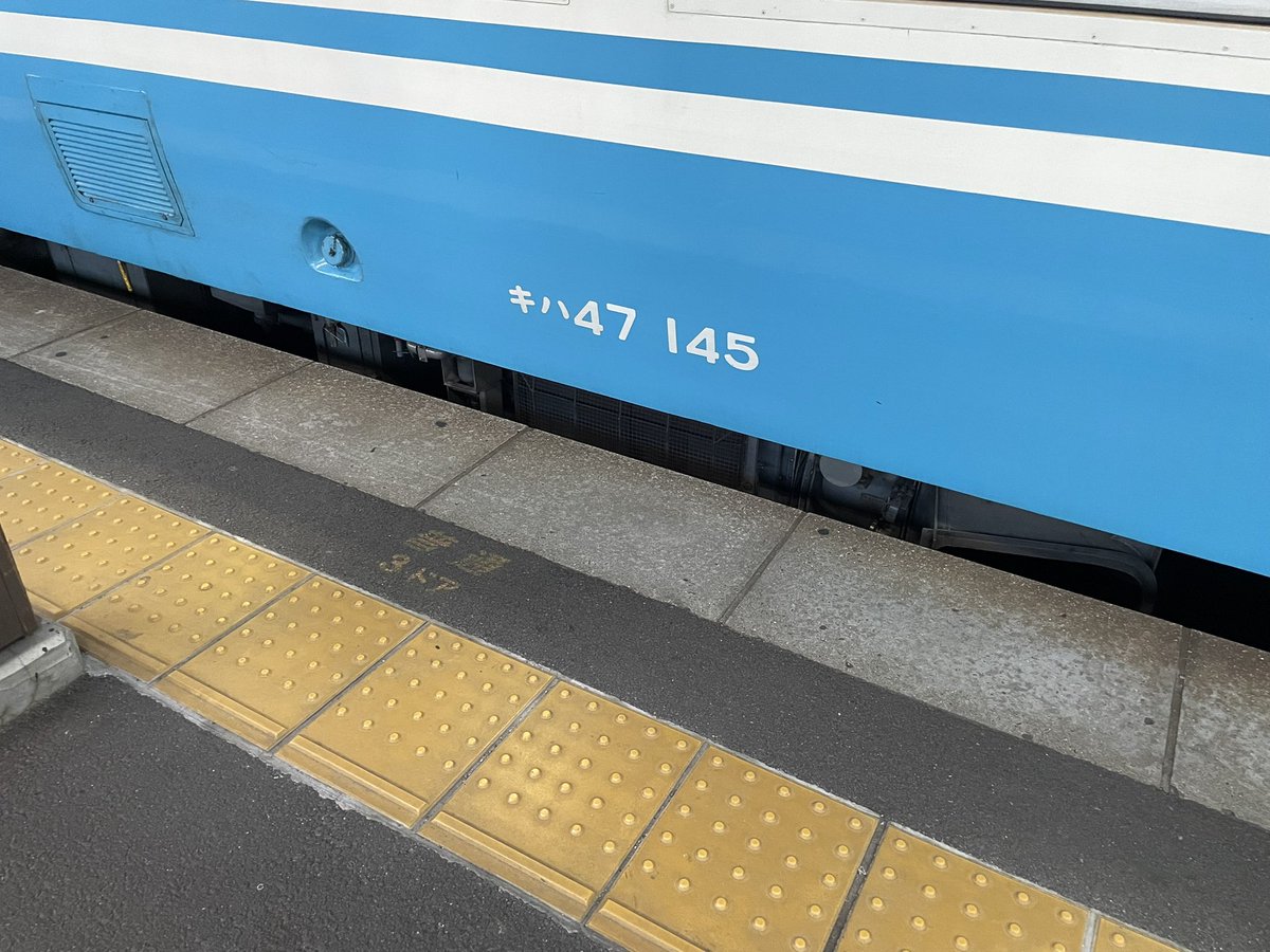 chihiro__kun's tweet photo. 僕の乗った569Dは4番線。3番線は1758発鳴門行きの974Dキハ。キハ47、キハ40の連結です。遠くにはマジックアワー間近。鳴門行きと特急剣山は揃って前照灯。キハ40、47、185昭和の車両ですね。よく見るとタラコ、185。どんなけ走らせるねん。

#JR四国
#牟岐線
#鳴門線
#徳島線
#徳島駅
#キハ https://t.co/DJrBhauDaD