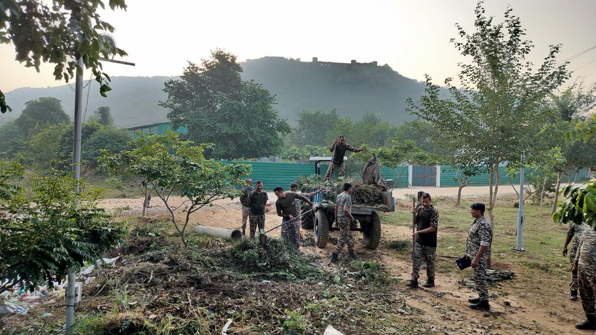 246_bncrpf's tweet photo. On 24-09-2026 under #SHS2026 campaign #246bn, promoted comprehensive and collective responsibility towards environment and conducted cleanliness drive at and around campus area alongwith oath taking and awareness to safai mitras at MI ROOM #crpf #SWACHHTAHISEVA #safaimitra https://t.co/22UxNcZfdt