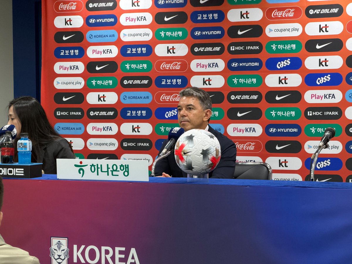 Radio1065FM's tweet photo. 🇪🇨“No fue el debut esperado. Las intenciones que teníamos nos alcanzó solo un tiempo(…) pocas horas de sueños, cansancio”, Marcelo Gallardo en rueda de prensa.
▶️Estamos en directo desde 🇰🇷. Escuchamos! https://t.co/DZyAiw5Wit