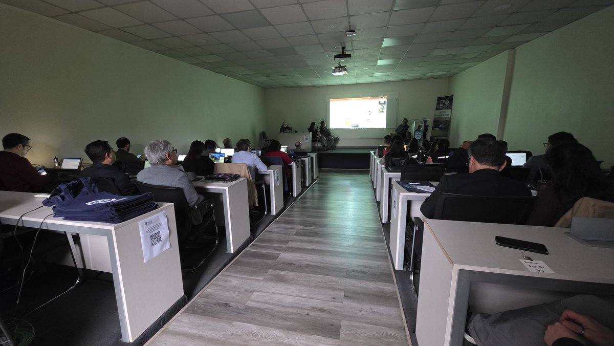 meteochile_dmc's tweet photo. 🌎 DMC es sede del Taller Regional #SIGRIFSA
Durante dos jornadas, representantes y especialistas de distintos países de Sudamérica se reúnen en #Meteochile   para intercambiar experiencias y fortalecer el uso de la información meteorológica y climática en la prevención, preparación y alerta temprana frente a #incendiosforestales.