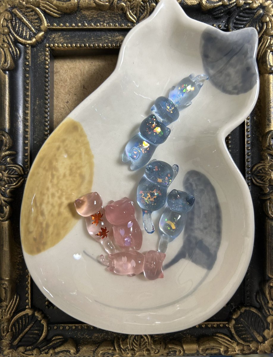 a_miya0203's tweet photo. 食品衛生法適合のエポキシ樹脂で作ったにゃんこの箸置きを作ったの！

でも、2液レジンに慣れなくて上手にできなかったから今回の猫狂いマルシェではお試し価格で出そうかと思ってます。
そして、数匹しか作れなかった…
2液難しーい😿
7匹持っていきます♡ https://t.co/I9CHNYuTRw