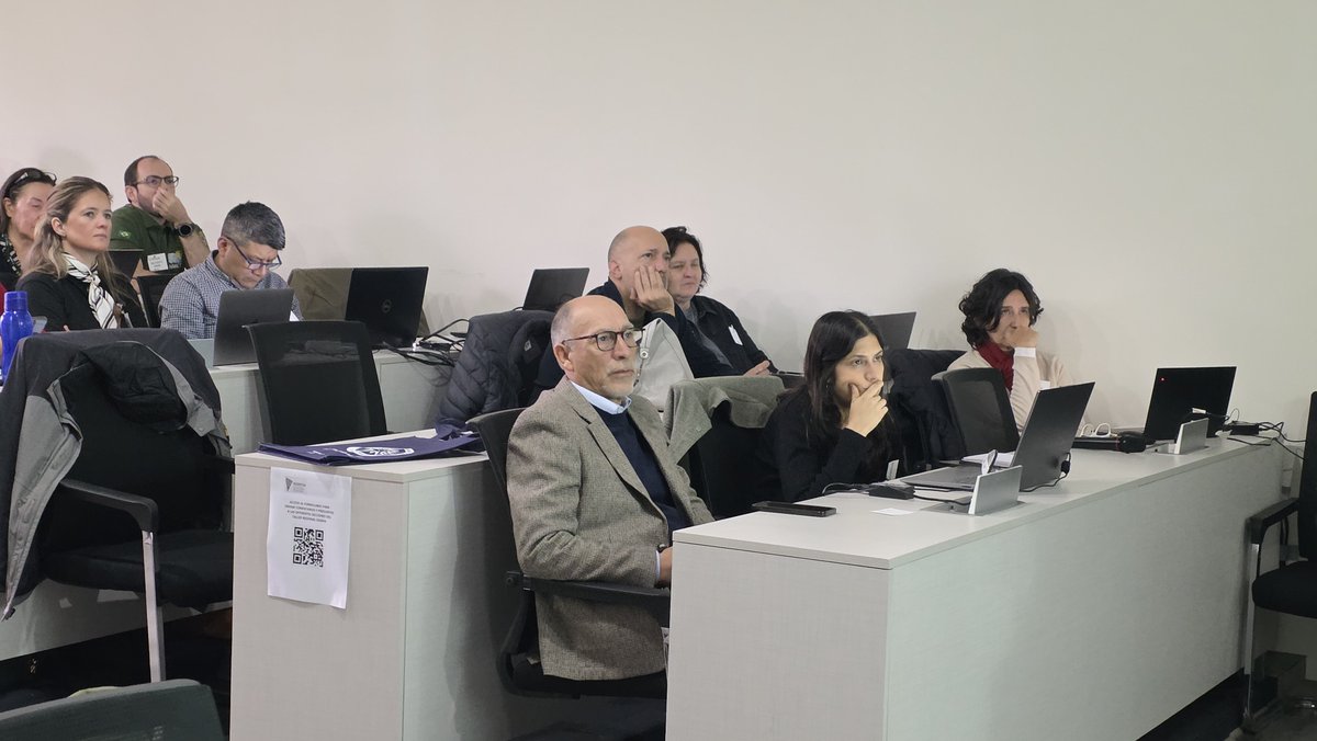 meteochile_dmc's tweet photo. 🌎 DMC es sede del Taller Regional #SIGRIFSA
Durante dos jornadas, representantes y especialistas de distintos países de Sudamérica se reúnen en #Meteochile   para intercambiar experiencias y fortalecer el uso de la información meteorológica y climática en la prevención, preparación y alerta temprana frente a #incendiosforestales.