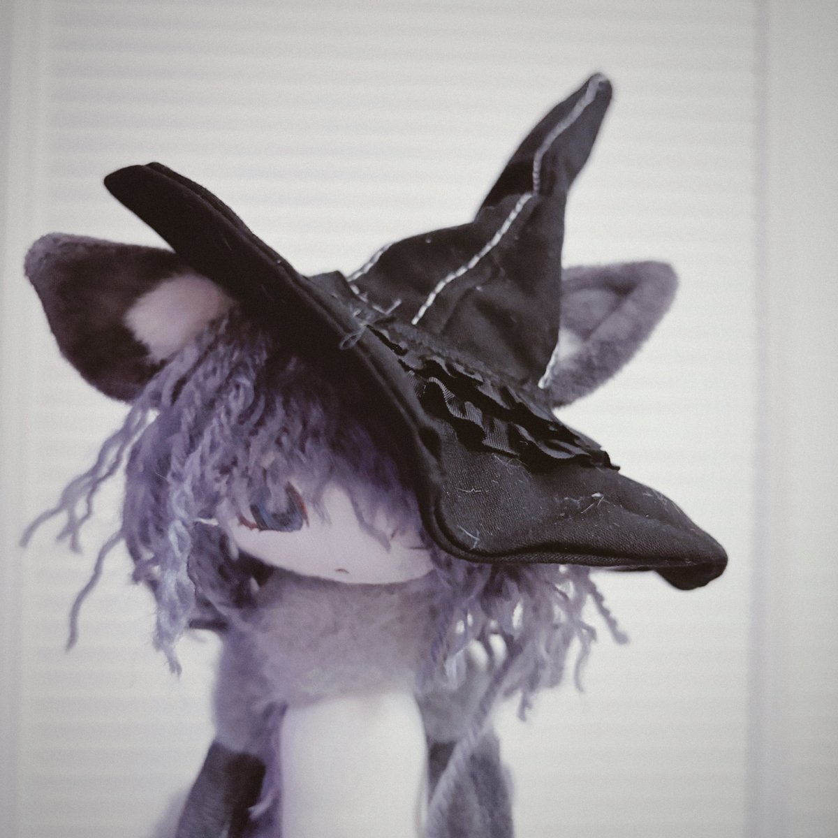 RoseMeatGrinder's tweet photo. 流行っている魔女帽の作り方がどうしても理解できなかったので、自分のドール（人面獣）にかぶせられる帽子を自分なりに研究してみました🧙‍♀️
（まだ完全には完成してません…… https://t.co/NP77rT7ov9