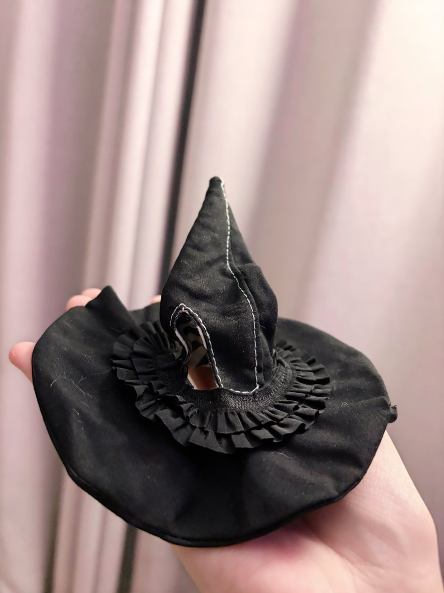 RoseMeatGrinder's tweet photo. 流行っている魔女帽の作り方がどうしても理解できなかったので、自分のドール（人面獣）にかぶせられる帽子を自分なりに研究してみました🧙‍♀️
（まだ完全には完成してません…… https://t.co/NP77rT7ov9