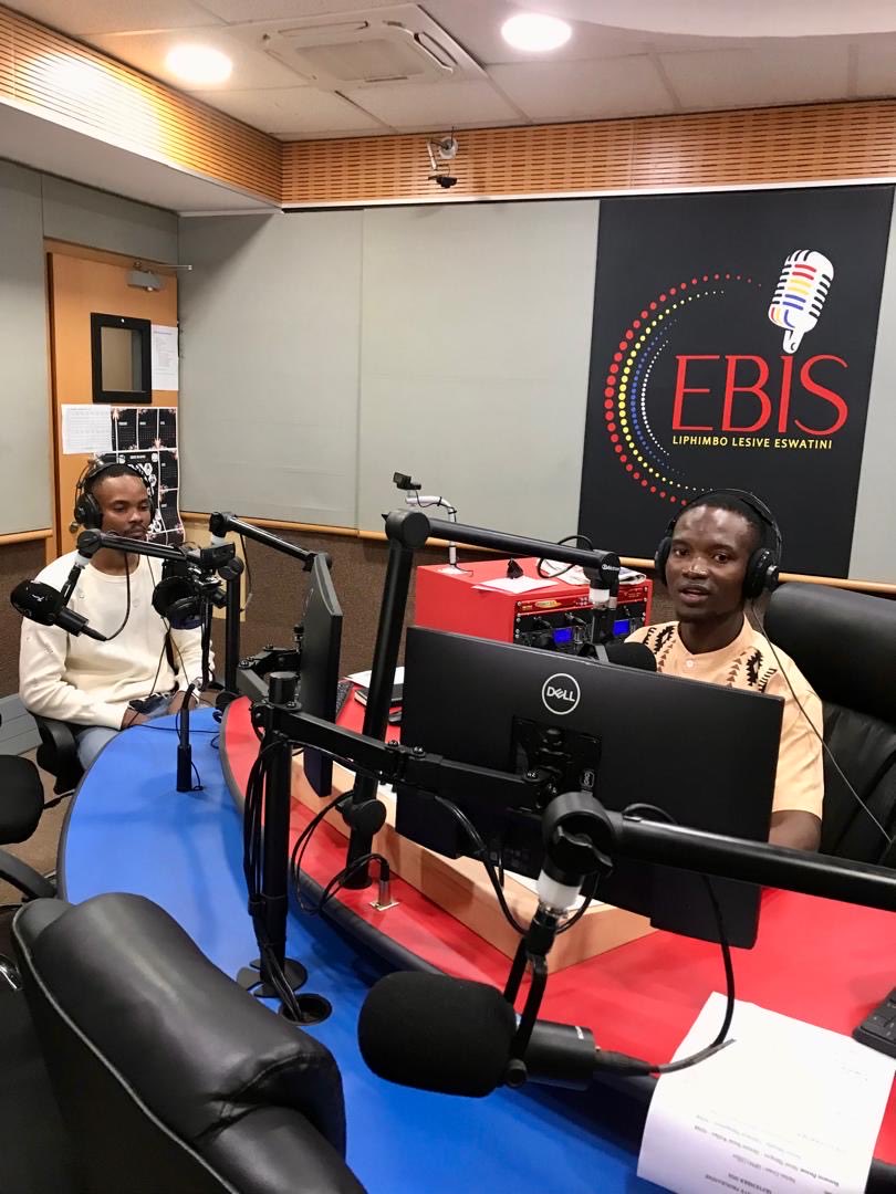 EBISRADIO's tweet photo. LIVE ON EBIS1FM 🎙️

Skhumbuzo “Skhulu” Semantolo is hosting artist Chidoz, as they talk music, the journey so far and what the future holds. 🎶🔥

Tune in and join the conversation!

#EBISRadio #EBIS1fm #WeAreLive #WeAreEbisRadio https://t.co/lwXZ32oKyL