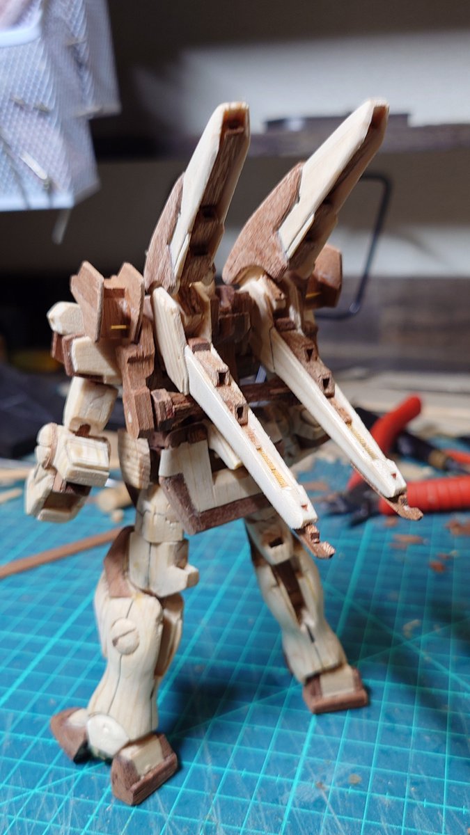 MHeihati's tweet photo. Don`t stop carry on！
木製 セカンドＶ開発計画@その32

今日はセカンドＶの特徴な一つ、ウェポンプラットフォームをざっくり作りました。

このウェポンプラットフォームなのですがカトキ氏のラフ絵ではプラモよりかなりゴツメ・・・なので少しラフ絵よりで作っていこうと思ってますー！ https://t.co/yosHwlHVL6