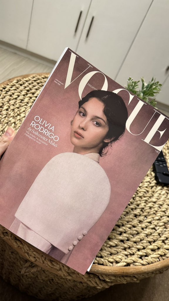made4liv's tweet photo. bf got me olivia’s vogue ph issue and it’s so beautiful 🤧 https://t.co/wQoZ5yvL3t