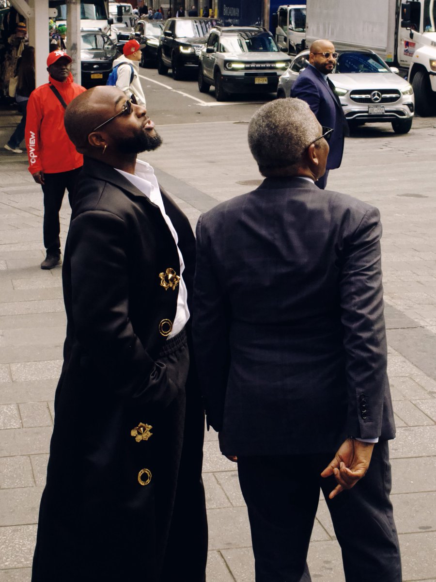 AlbumTalksHQ's tweet photo. Davido &amp; Aliko Dangote in new photos 🤩📸 https://t.co/HWW9FRqbB8
