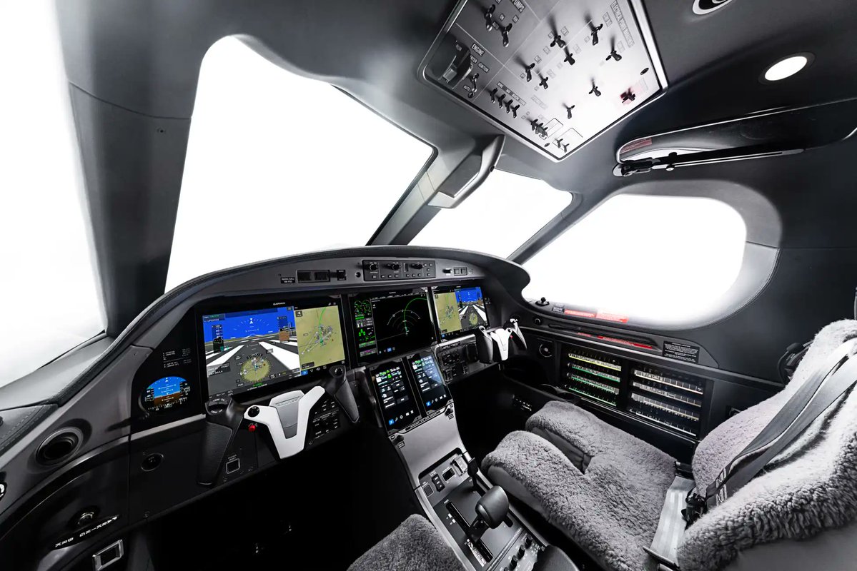 aviacionline's tweet photo. ✈️ El Pilatus PC-12 PRO 🇨🇭 recibe certificación para aterrizar de manera autónoma

Ante incapacitación del piloto, el software toma el control, evalúa el mejor aeropuerto alternativo, el clima y se comunica con la torre para luego aterrizar sin intervención humana.

https://t.co/WTT2xaKHBt