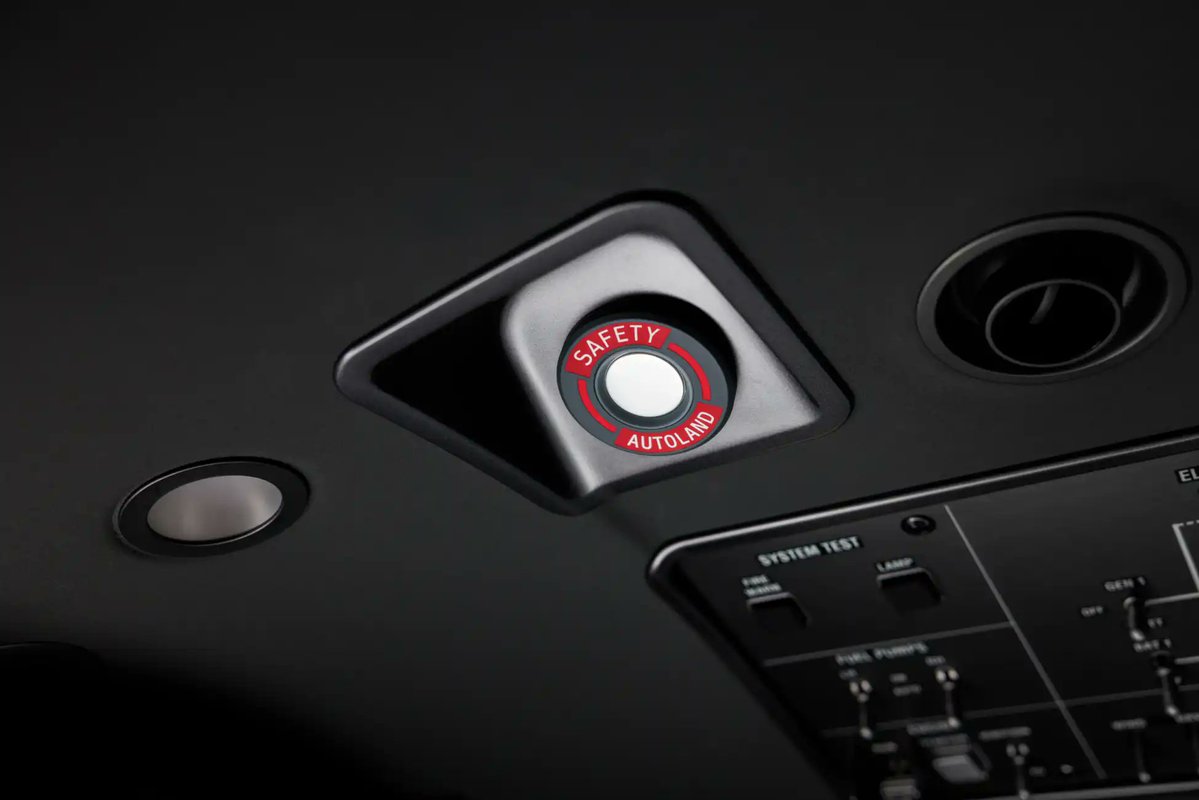 aviacionline's tweet photo. ✈️ El Pilatus PC-12 PRO 🇨🇭 recibe certificación para aterrizar de manera autónoma

Ante incapacitación del piloto, el software toma el control, evalúa el mejor aeropuerto alternativo, el clima y se comunica con la torre para luego aterrizar sin intervención humana.

https://t.co/WTT2xaKHBt
