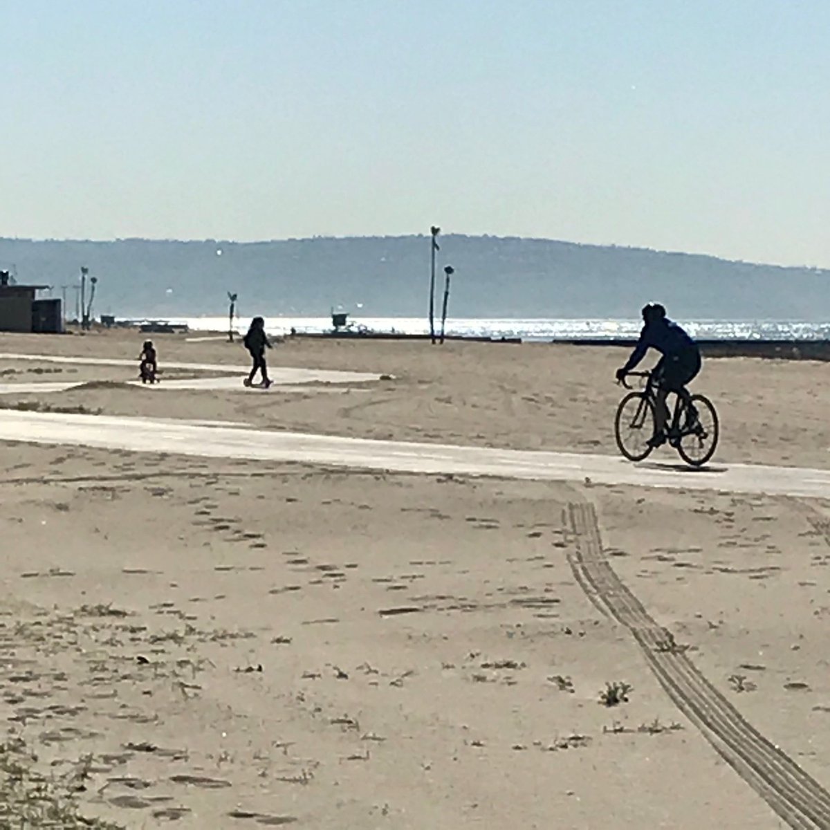 JerricaKrampe's tweet photo. @Barcelona 周末阳光正好，沿着滨海步道骑车，海风裹着松饼香的瞬间，太治愈啦！， https://t.co/h5Zn8pKZah